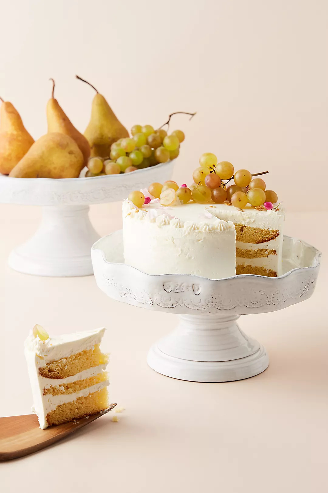 15 Gorgeous Cake Stands for Your Wedding Dessert Table Bridal Musings 2 - 15 giá để bánh đẹp mắt cho món tráng miệng đám cưới của bạn
