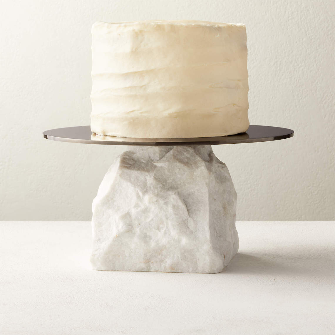 15 Gorgeous Cake Stands for Your Wedding Dessert Table Bridal Musings 4 - 15 giá để bánh đẹp mắt cho món tráng miệng đám cưới của bạn