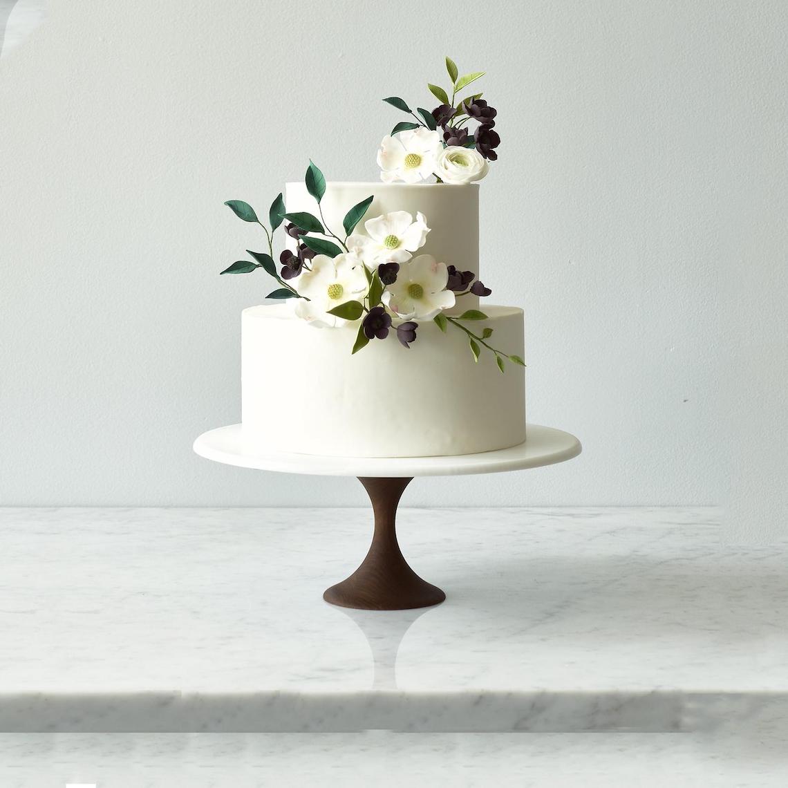 15 Gorgeous Cake Stands for Your Wedding Dessert Table Bridal Musings 7 - 15 giá để bánh đẹp mắt cho món tráng miệng đám cưới của bạn