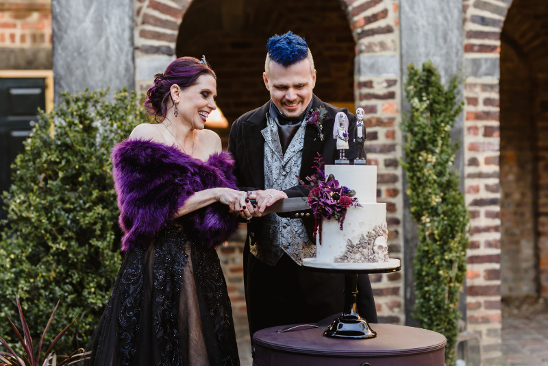1617707912 639 Poe Museum wedding on offbeat bride 39 - Rustic goth khu vườn mê hoặc Poe Museum đám cưới với các chi tiết màu tím và nơ kitty!