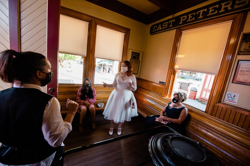 1617709156 47 Philadelphia Vintage DIY Train Wedding on Offbeat Bride 17 - Đám cưới xe lửa tự làm lấy cảm hứng từ cổ điển |  Cô dâu lạc quan