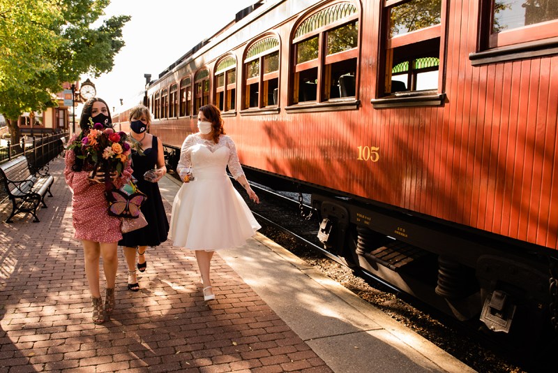 1617709171 819 Philadelphia Vintage DIY Train Wedding on Offbeat Bride 18 - Đám cưới xe lửa tự làm lấy cảm hứng từ cổ điển |  Cô dâu lạc quan