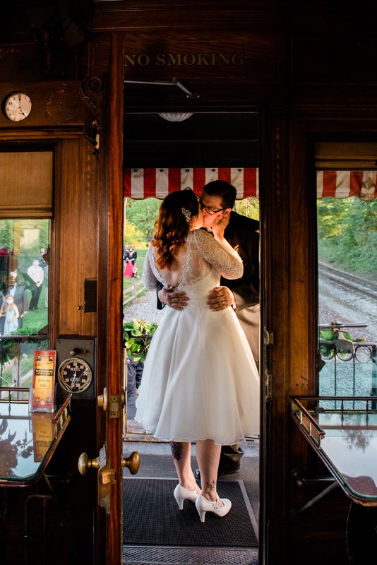 1617709173 678 Philadelphia Vintage DIY Train Wedding on Offbeat Bride 46 - Đám cưới xe lửa tự làm lấy cảm hứng từ cổ điển |  Cô dâu lạc quan