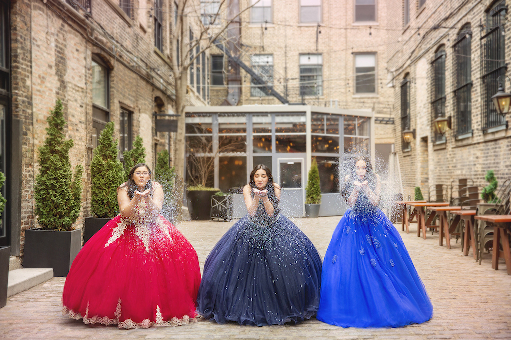 ba cô gái mặc váy quinceañera màu đỏ, xanh navy và colbalt 