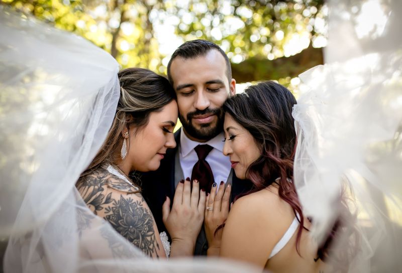 Polyamorous triad wedding on offbeat bride 10 - Làm thế nào để có một đám cưới bộ ba đa tình lãng mạn
