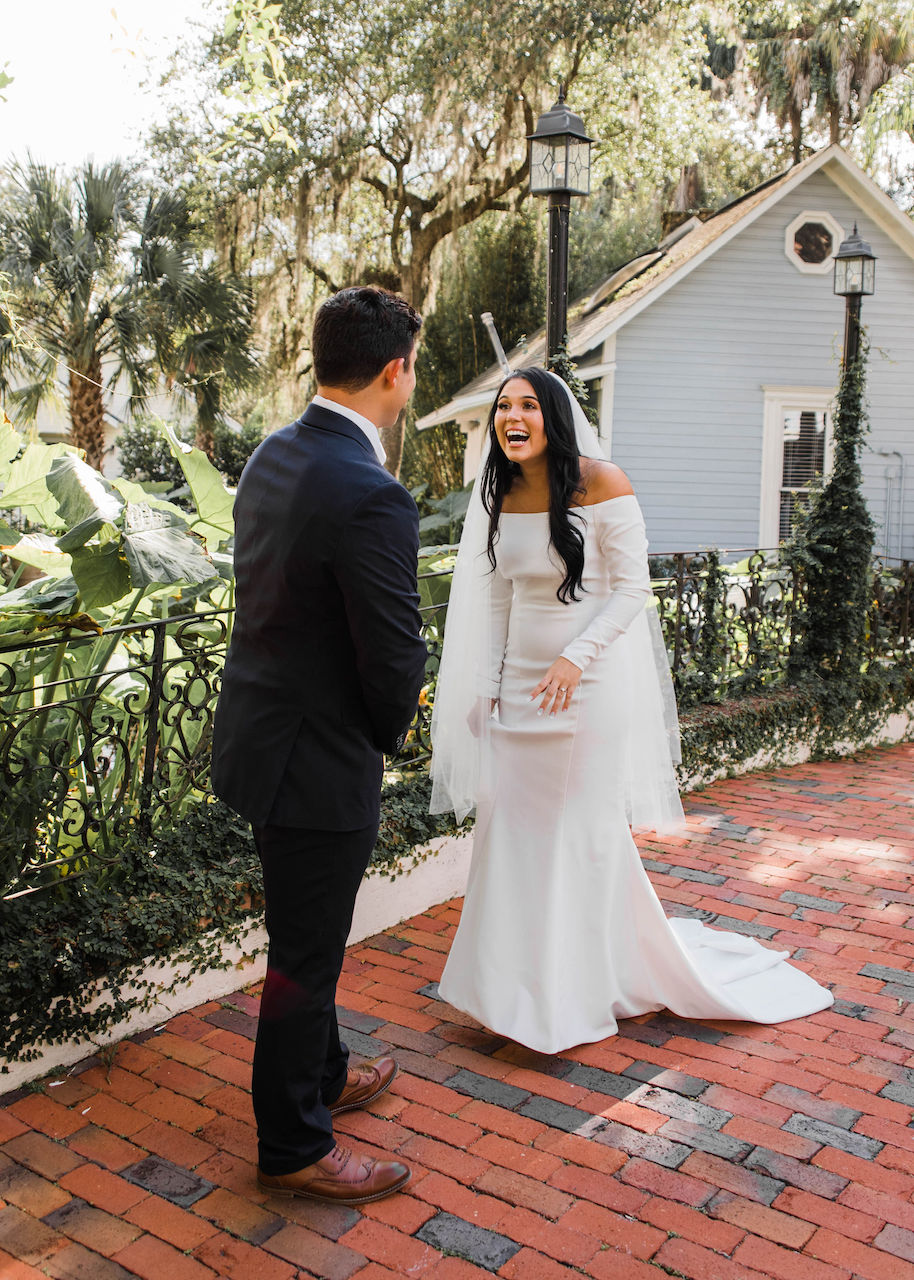cô dâu và chú rể lần đầu tiên nhìn vào đám cưới thân mật và lãng mạn của họ ở Florida