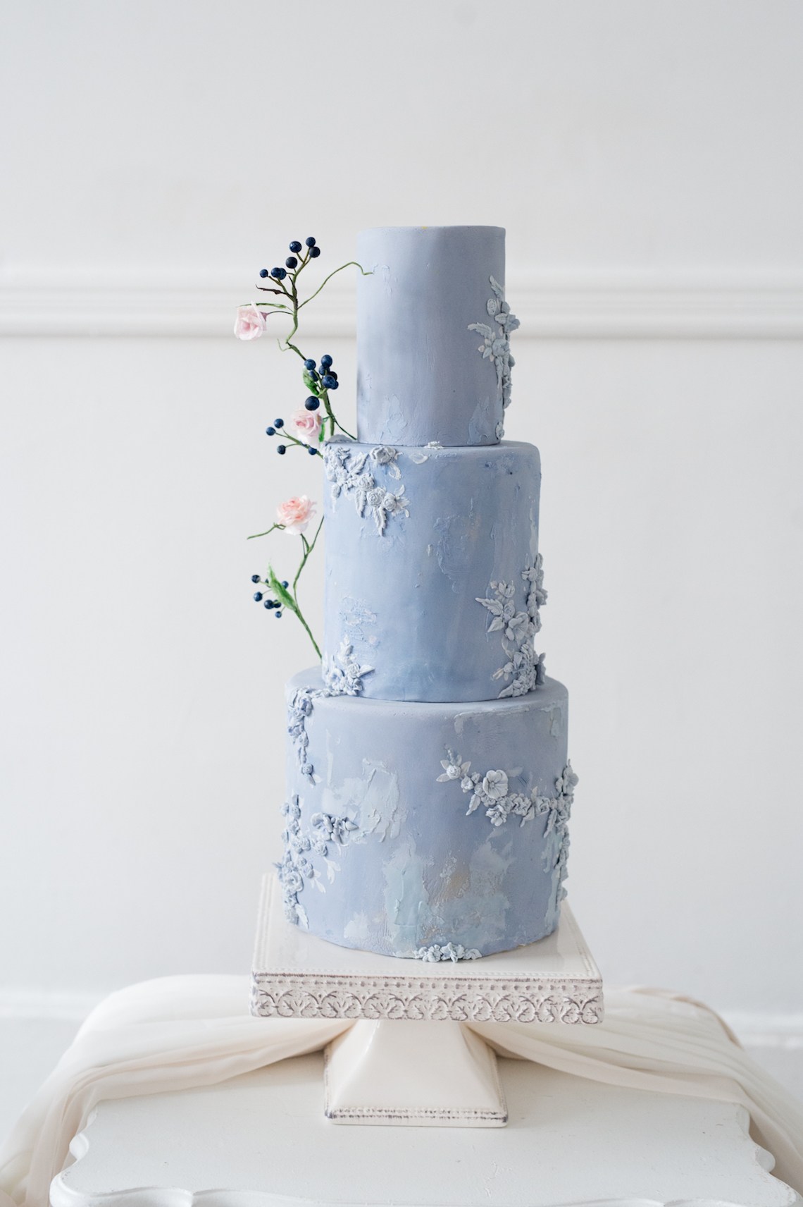 Something Blue Wedding Dessert and Cake Inspiration Cipriano Palmer Photography 18 - 15 giá để bánh đẹp mắt cho món tráng miệng đám cưới của bạn