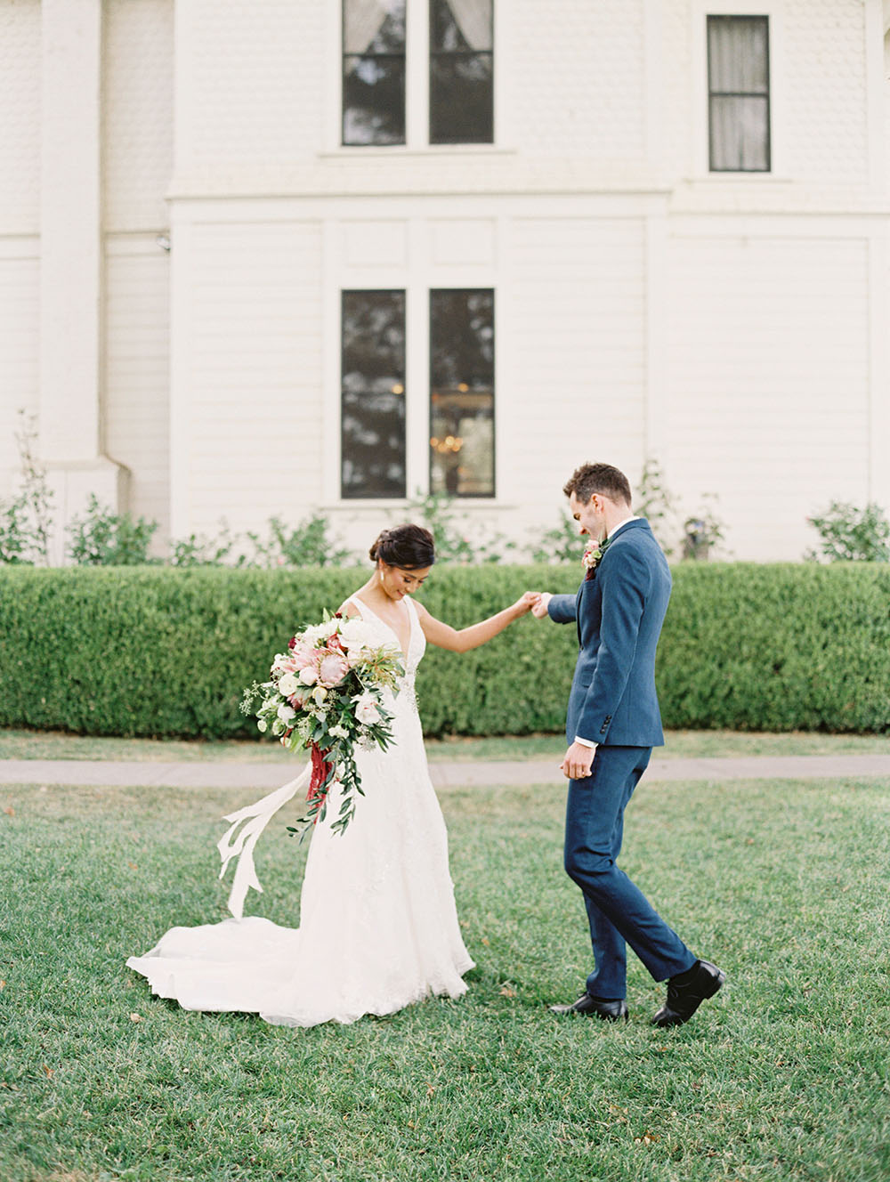 Váy cưới chữ A với cổ chữ v xẻ sâu và bộ vest chú rể bằng len màu xanh lam trong lễ cưới bằng lò vi sóng ở Bắc California Cái nhìn đầu tiên về Park Winters