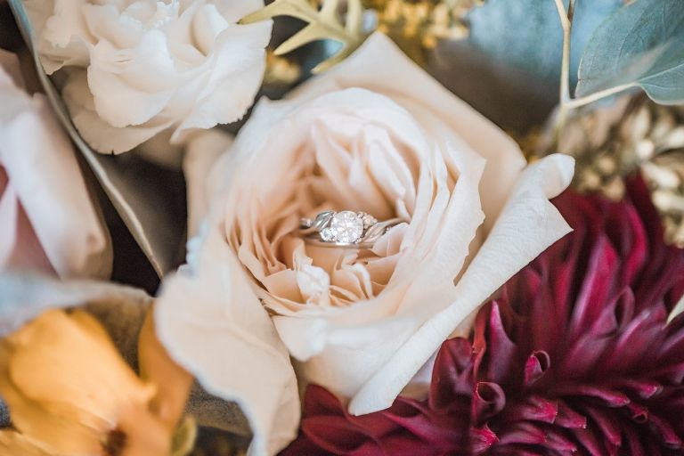 Hoa hồng với nhẫn cưới