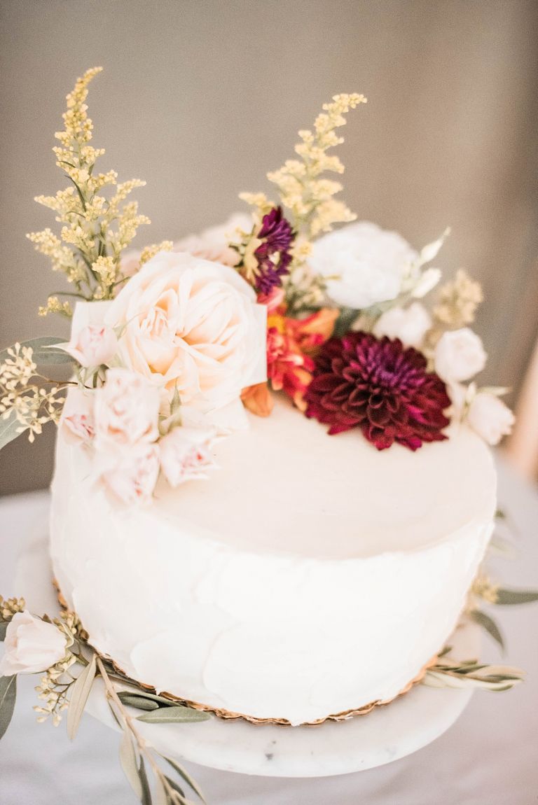 Virginia Micro Wedding Cake với hoa tươi