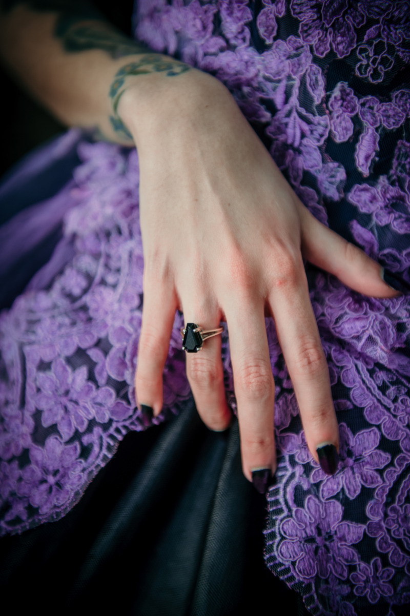 1621606330 529 purple and black goth wedding 19 - Tại sao cô dâu tự kỷ này biết ơn đám cưới màu tím & đen của cô ấy đã diễn ra trong COVID