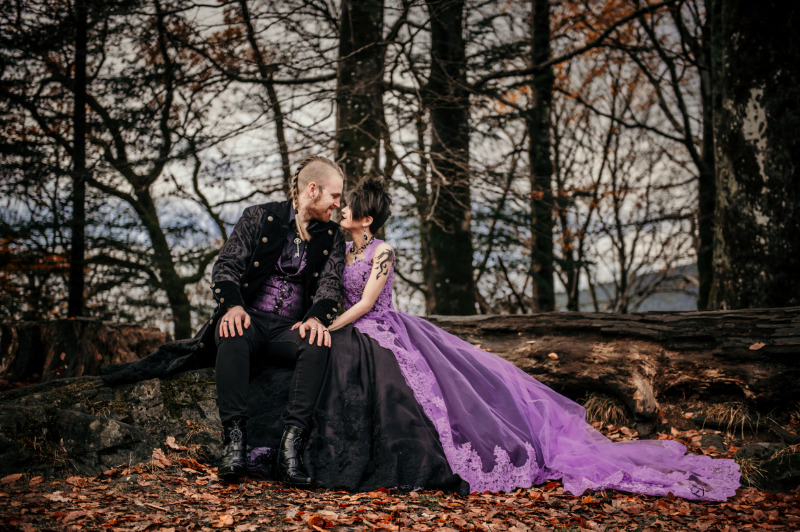 1621606338 889 purple and black goth wedding 29 - Tại sao cô dâu tự kỷ này biết ơn đám cưới màu tím & đen của cô ấy đã diễn ra trong COVID