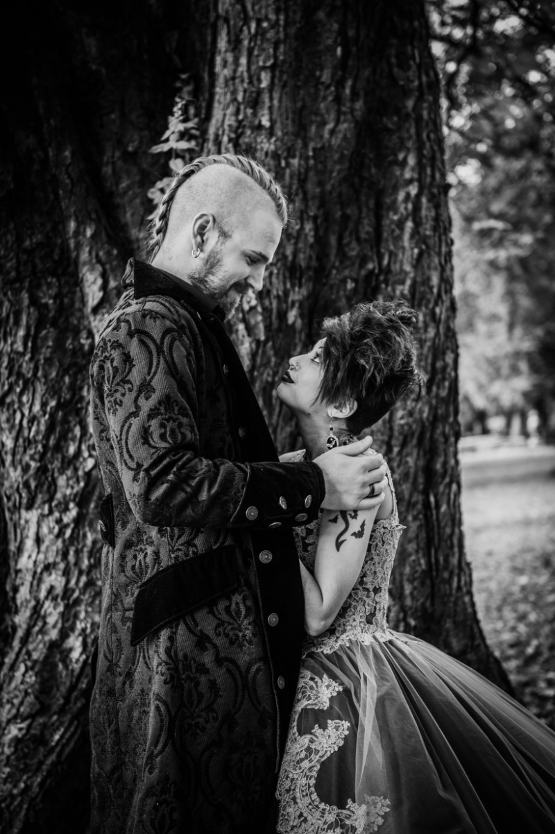 1621606352 229 purple and black goth wedding 17 - Tại sao cô dâu tự kỷ này biết ơn đám cưới màu tím & đen của cô ấy đã diễn ra trong COVID