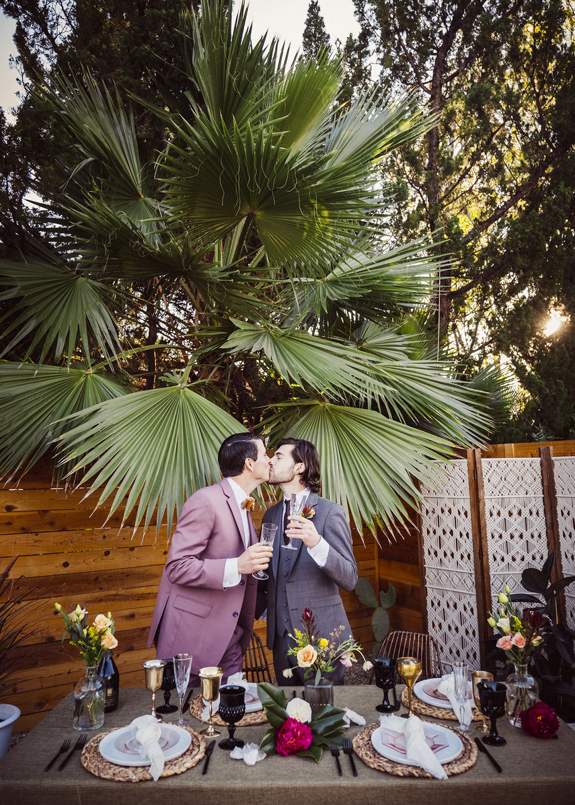 How to Decorate A Tropical Wedding for Your Home or Backyard Light and Space Bright Bird Photography 42 - Làm thế nào để nhanh chóng lên kế hoạch cho một đám cưới trong vòng ba tháng!