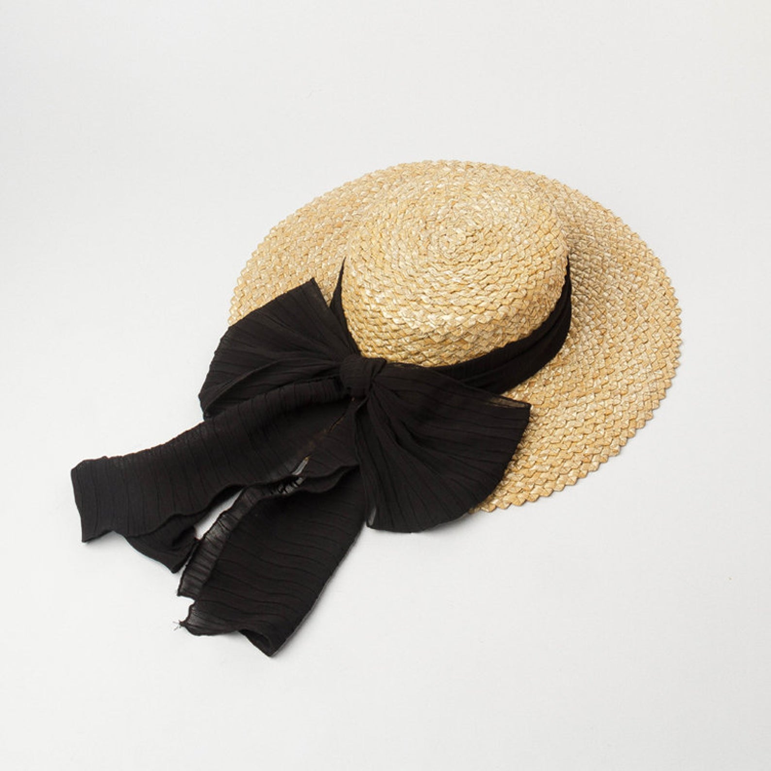 Janice Winner Flat Top Bow Hat Cute Summer Sun Hats for Your Wedding or Elopement Bridal Musings - 25 chiếc mũ cô dâu mùa hè hợp thời trang cho chuyến đi của bạn Cottagecore