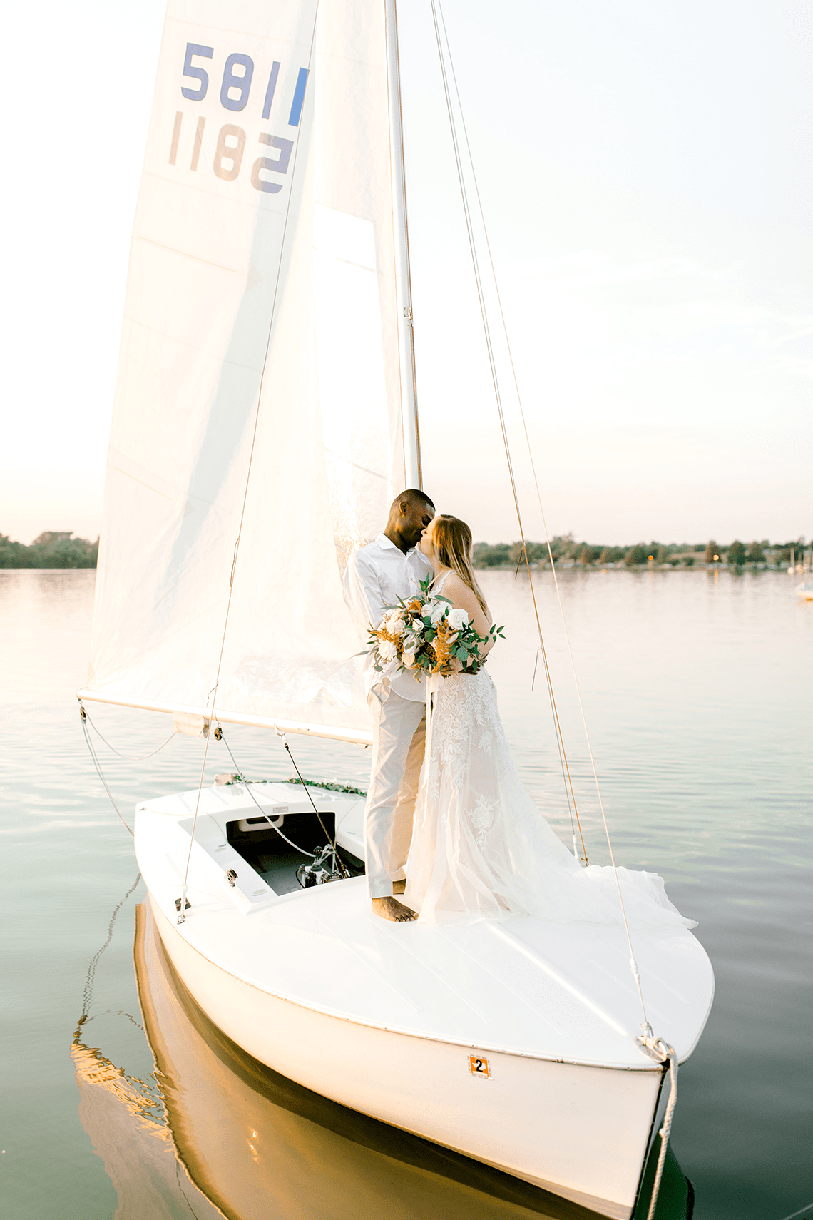 Simple Romantic Sunset Sailboat Elopement Inspiration Lyndi Ruth Photography 19 - Mẹo lập kế hoạch đám cưới cho khi bạn đang ở trong một mối quan hệ xa