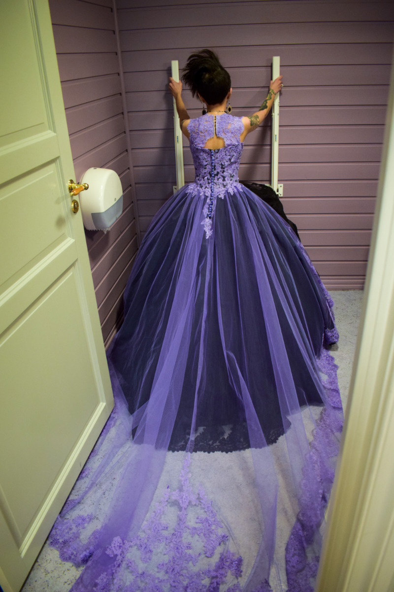 purple and black goth wedding 10 - Tại sao cô dâu tự kỷ này biết ơn đám cưới màu tím & đen của cô ấy đã diễn ra trong COVID