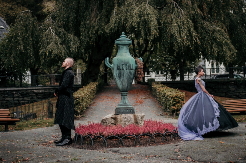 purple and black goth wedding 22 - Tại sao cô dâu tự kỷ này biết ơn đám cưới màu tím & đen của cô ấy đã diễn ra trong COVID