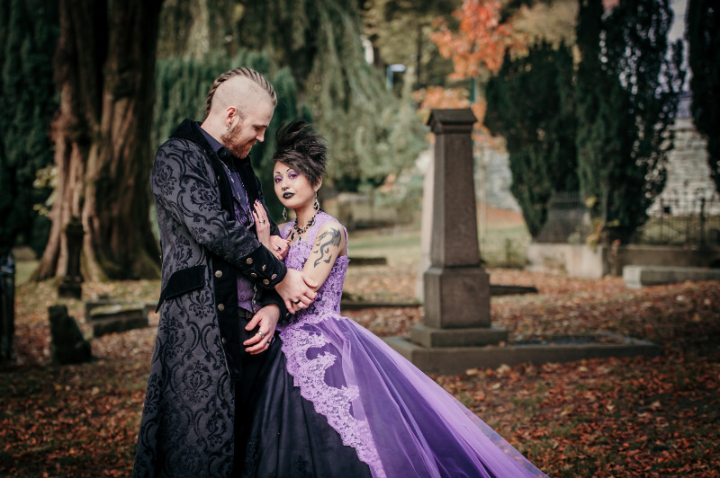 purple and black goth wedding 9 - Tại sao cô dâu tự kỷ này biết ơn đám cưới màu tím & đen của cô ấy đã diễn ra trong COVID