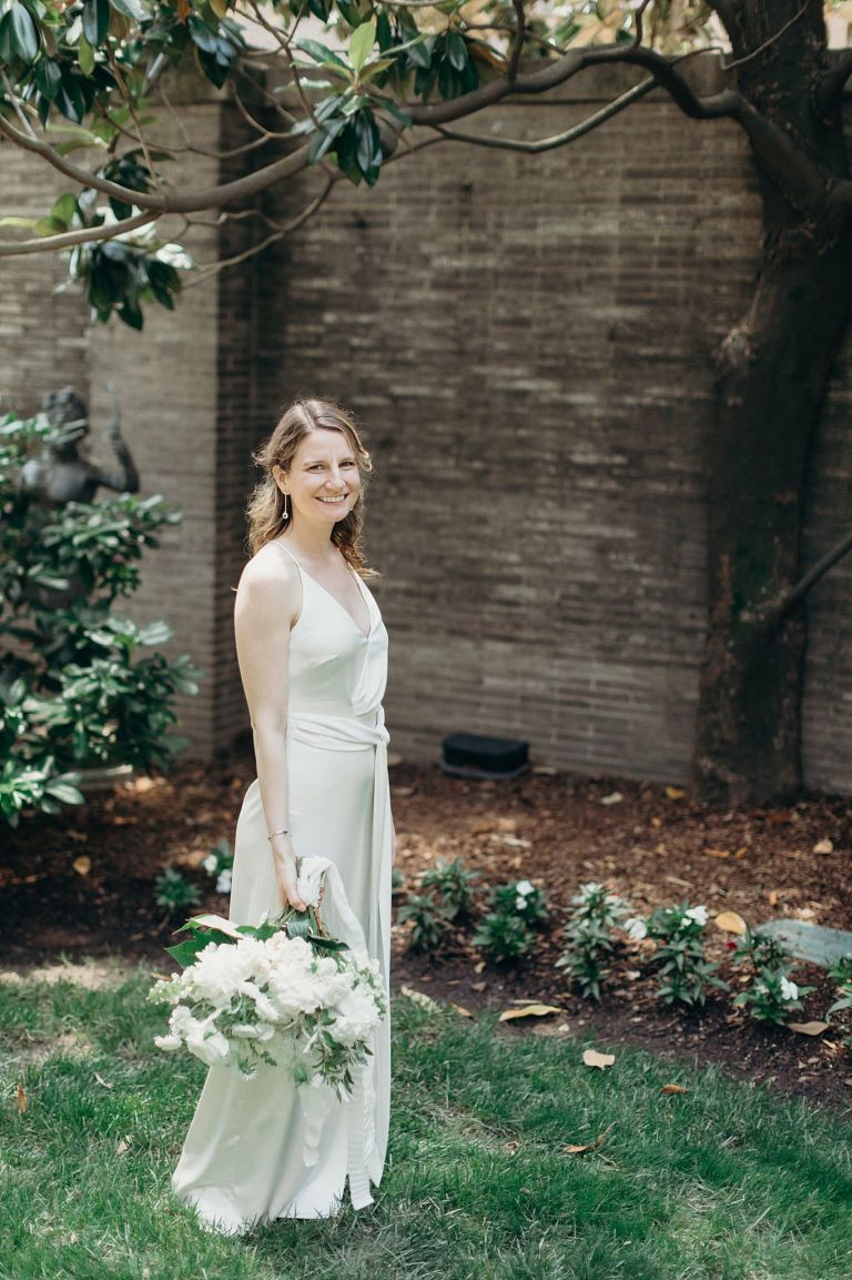 Cô dâu với bó hoa cưới màu trắng
