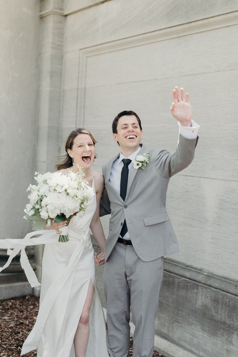 Cặp đôi vẫy tay sau lễ cưới