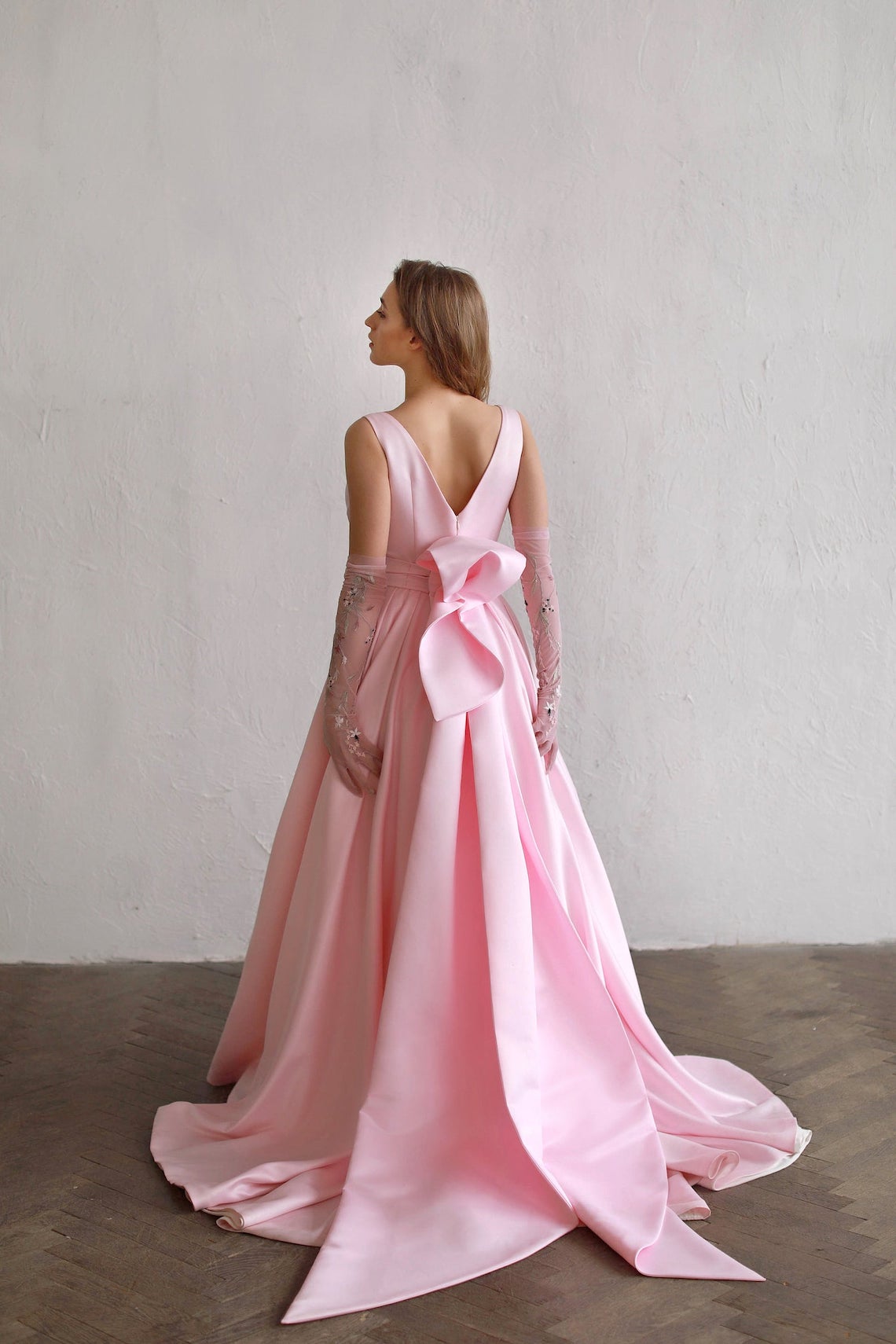 Cathy Telle Pink Back Bow Wedding Dress Best Pink Wedding Dresses for 2021 2022 Brides Bridal Musings 1 - 30 chiếc áo dài cưới màu hồng dành cho cô dâu yêu thích sắc màu
