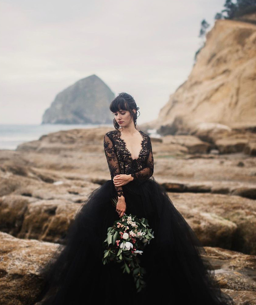 Claire La Faye Black Wedding Dress Gorgeous Black Wedding Dresses for the Alternative Bride Bridal Musings 2 - 30 chiếc váy cưới màu đen mà chúng tôi yêu thích cho cô dâu thay thế