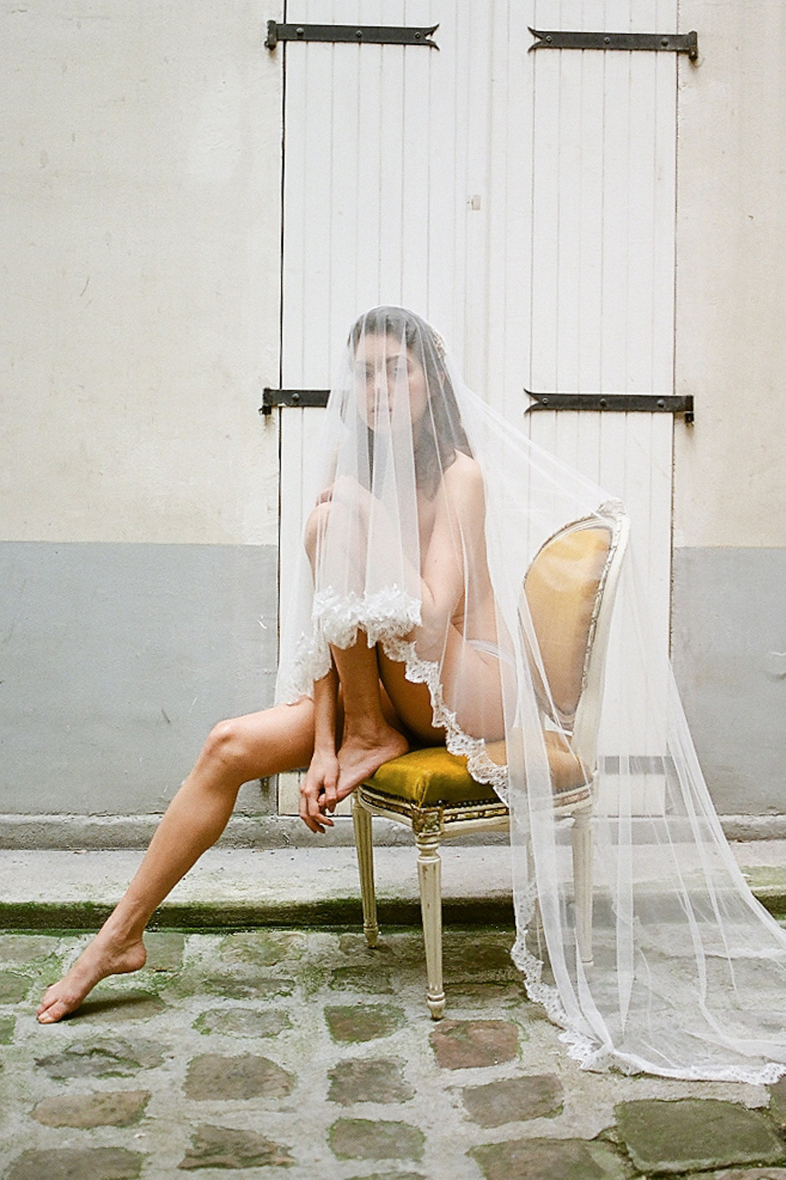 Elegant Blush Parisian Bridal Inspiration Featuring Luxurious Veils and Boudoir Ideas Bonphotoge 12 - Phải làm gì nếu bạn có kinh vào ngày cưới