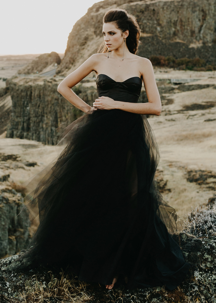 Elizabeth Dye Furiosa Gown Gorgeous Black Wedding Dresses for the Alternative Bride Bridal Musings - 30 chiếc váy cưới màu đen mà chúng tôi yêu thích cho cô dâu thay thế