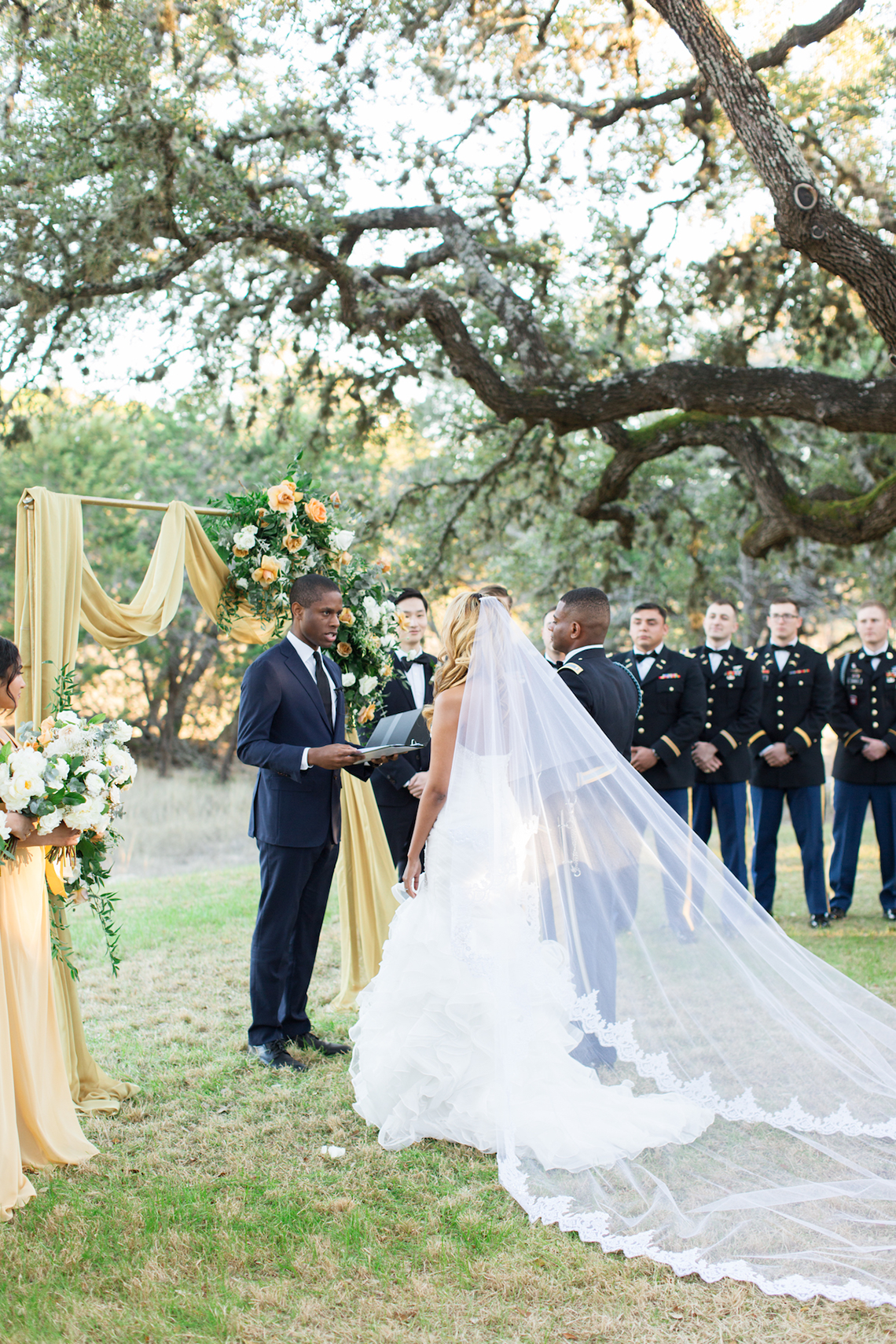 Glamorous Military Wedding in Texas Angela Lally Photography 20 - 14 cách để giữ cho khách mời mát mẻ trong đám cưới mùa hè của bạn