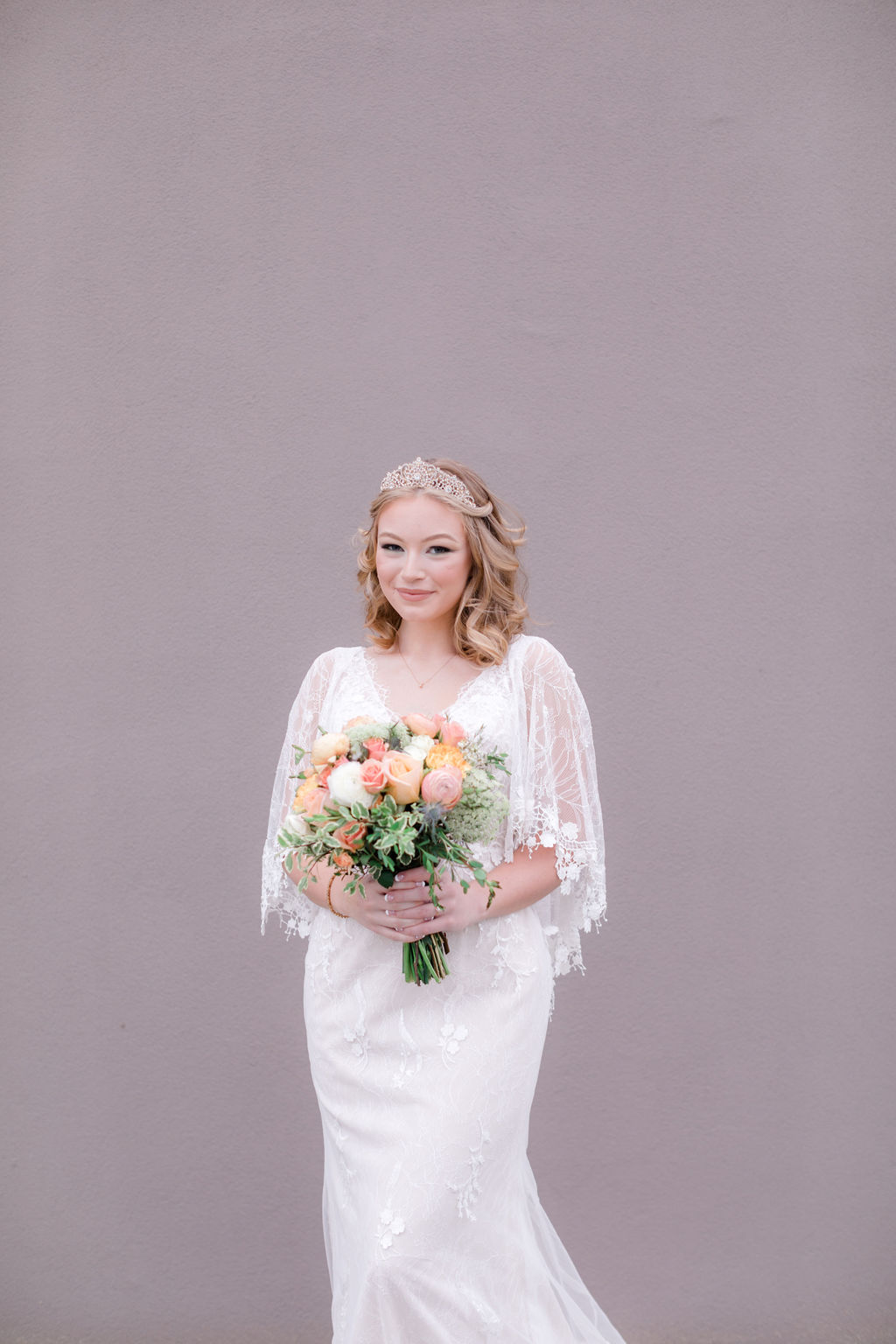 cô dâu mặc váy cưới boho cầm bó hoa màu pastel 