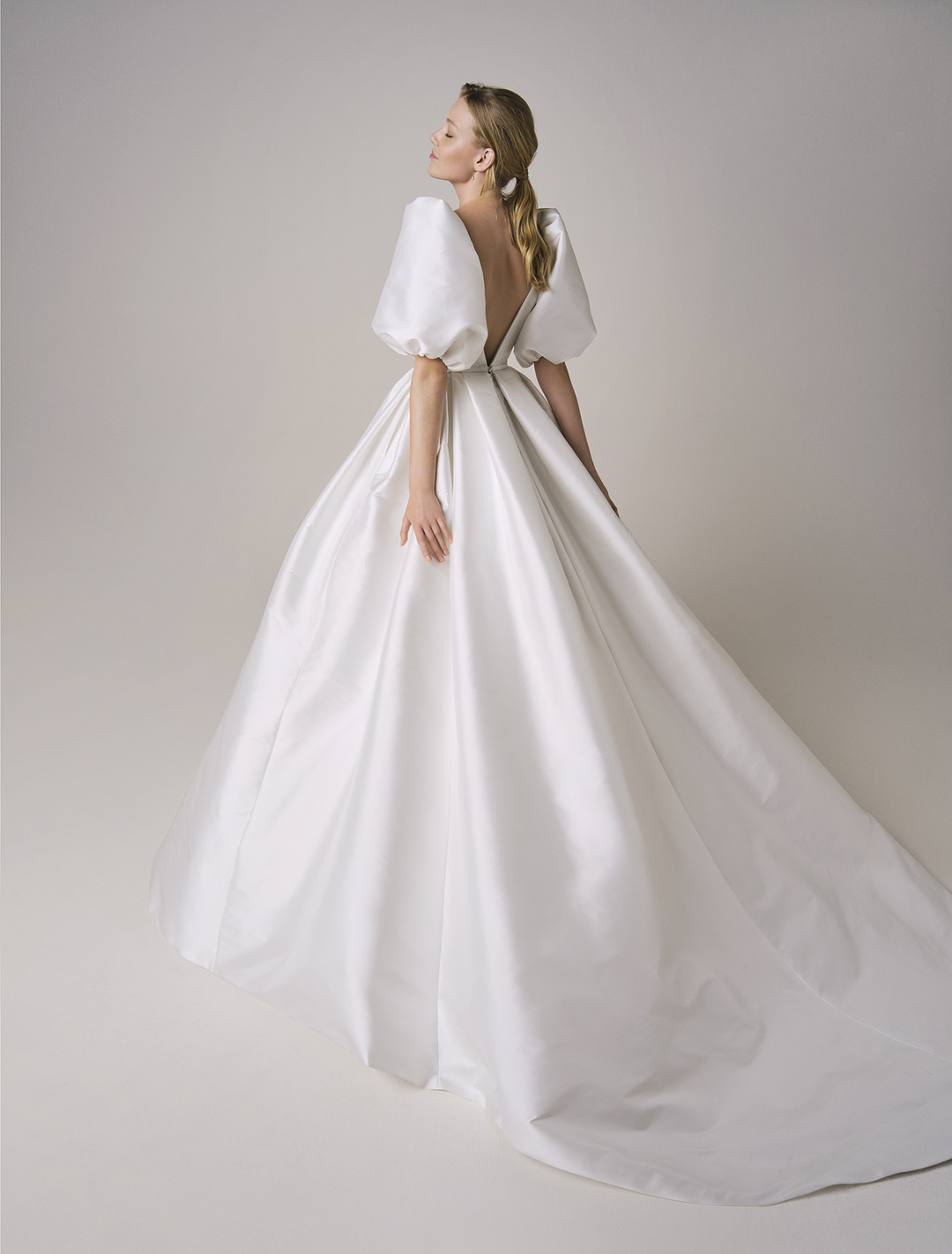 Jesus Peiro 246 Amalia Gown Taffeta Wedding Dresses are Trending Dresses like Princess Diana Wedding Dress Bridal Musings 3 - Váy cưới Taffeta đang trở lại xu hướng (nhờ Công nương Diana)