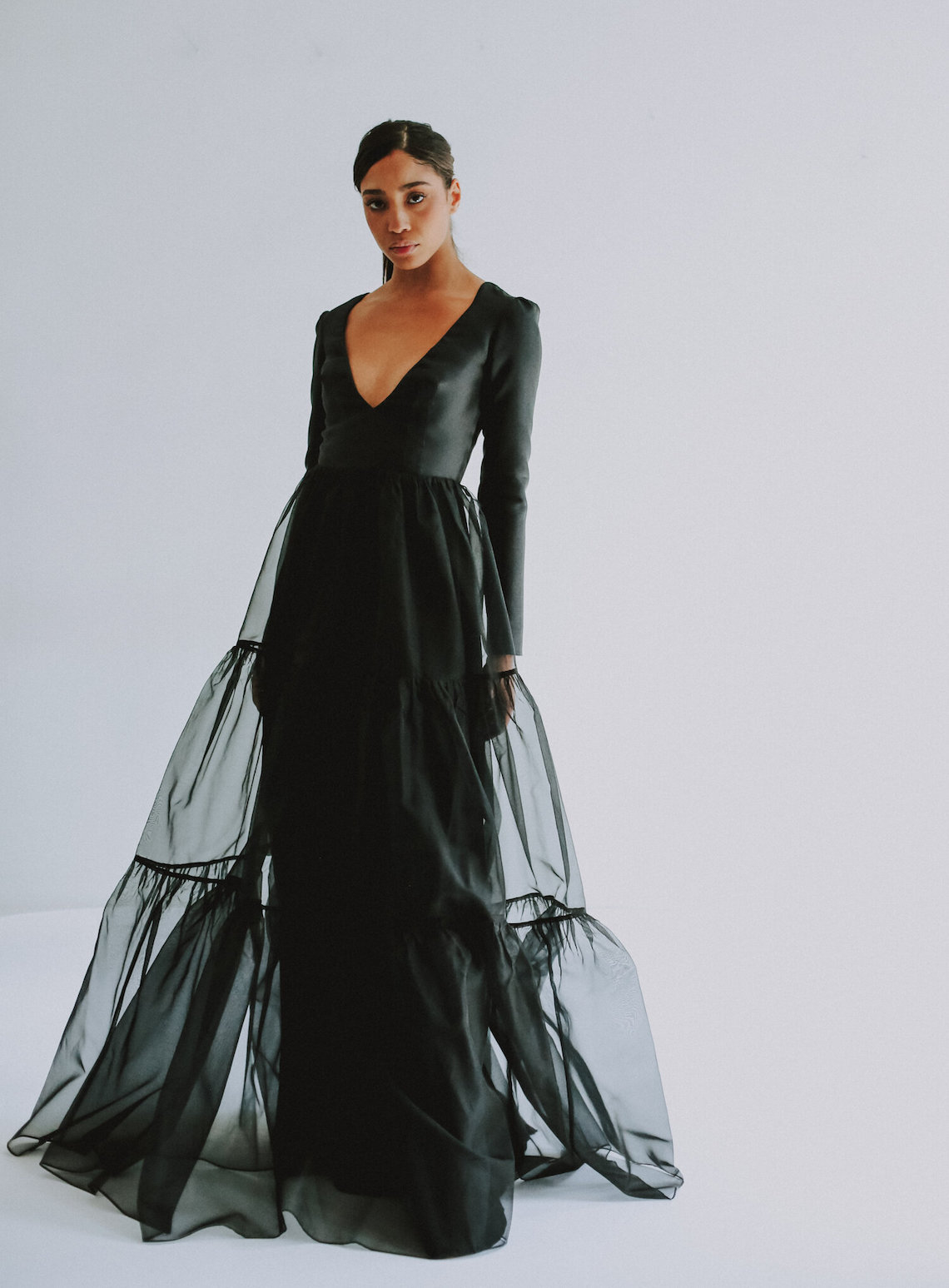 Leanne Marshall Long Sleeve Black Wedding Dress Gorgeous Black Wedding Dresses for the Alternative Bride Bridal Musings - 30 chiếc váy cưới màu đen mà chúng tôi yêu thích cho cô dâu thay thế