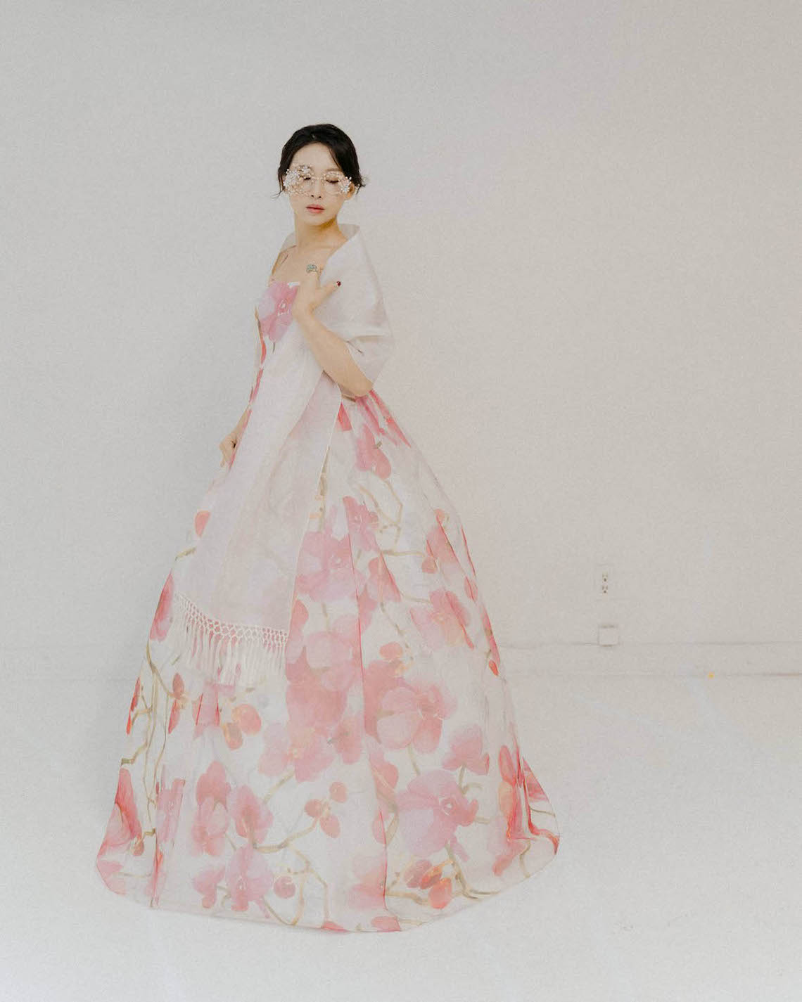 Leehwa Wedding Emma Pink Floral Wedding Hanbok Modern Korean Hanbok Wedding Dresses Bridal Musings 1 - 15 chiếc váy cưới Hanbok Hàn Quốc tuyệt đẹp và hiện đại