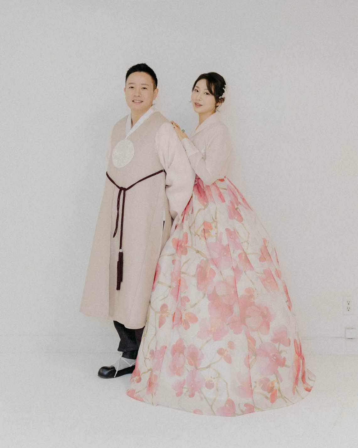 Leehwa Wedding Emma Pink Floral Wedding Hanbok Modern Korean Hanbok Wedding Dresses Bridal Musings 2 - 15 chiếc váy cưới Hanbok Hàn Quốc tuyệt đẹp và hiện đại