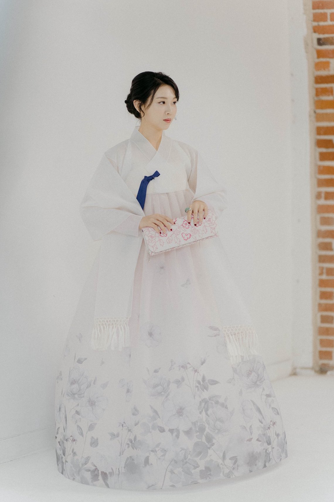 Leehwa Wedding Lillianna White and Blue Wedding Hanbok Modern Korean Hanbok Wedding Dresses Bridal Musings 2 - 15 chiếc váy cưới Hanbok Hàn Quốc tuyệt đẹp và hiện đại