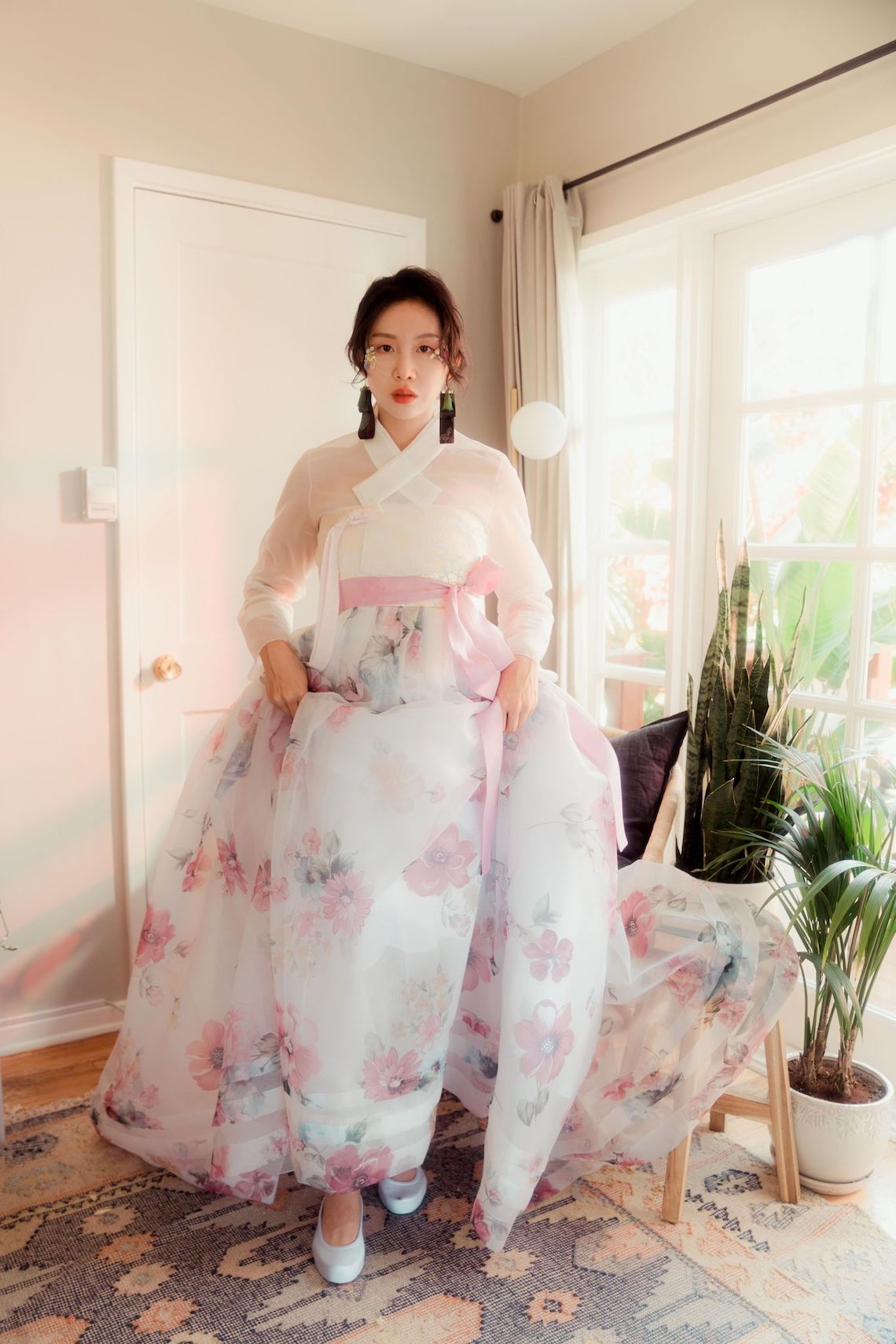 Leehwa Wedding Pink Floral Hannah Wedding Hanbok Modern Korean Hanbok Wedding Dresses Bridal Musings 1 - 15 chiếc váy cưới Hanbok Hàn Quốc tuyệt đẹp và hiện đại