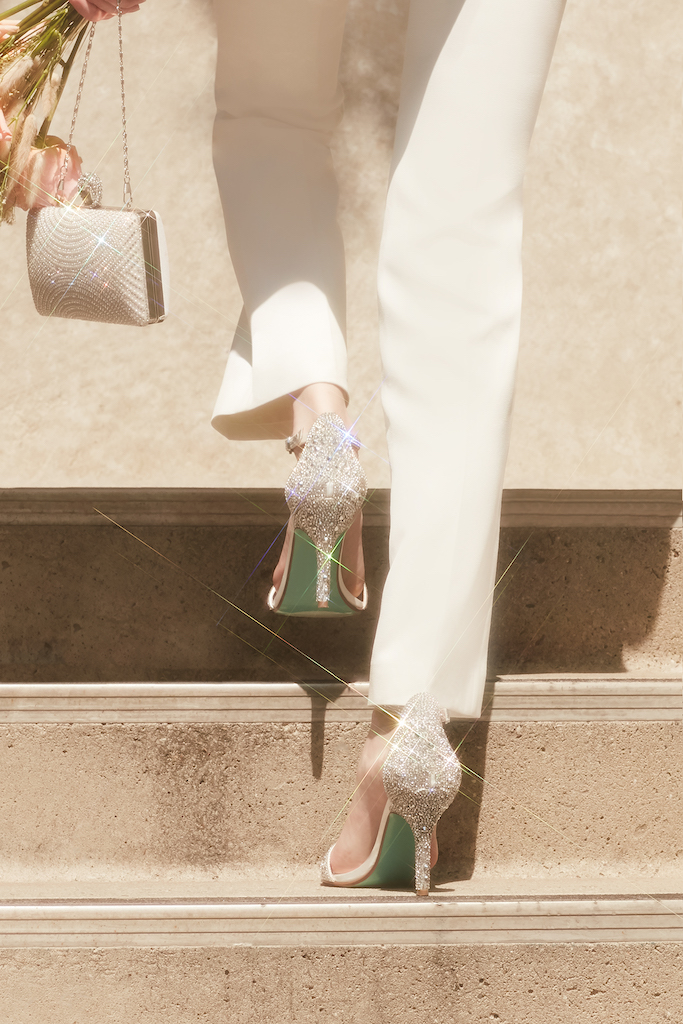 phụ nữ đi lên cầu thang trong đôi giày cao gót lấp lánh cho một đám cưới tòa án