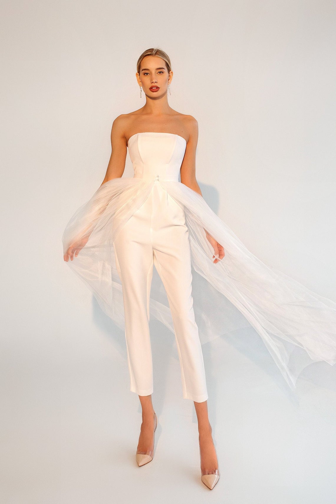 Tavifa Bridal Jumpsuit Bridal Jumpsuits Under 500 Bridal Musings - 24 bộ áo liền quần cô dâu sành điệu (Tất cả đều có giá dưới 500 đô la!)
