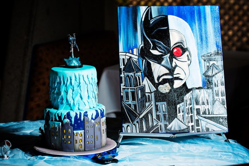 batman mr freeze wedding cake 1 - Đánh cắp ý tưởng này: Bảng hiệu đám cưới bằng truyện tranh BOOM POW cho khách mời