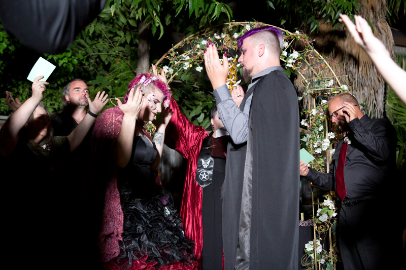 pagan polyamorous bisexual wedding on offbeat bride 20 - Đám cưới không phù hợp giới tính của người Pagan đa nghi |  Cô dâu lạc quan