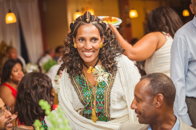 1625235586 360 Ehiopian Denver Wedding by From The Hip Photo on Offbeat Bride 33 - Tôn vinh di sản Ethiopia trong một đám cưới vườn bách thảo ở Denver