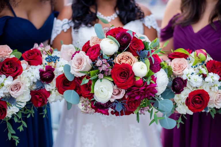 Bó hoa cưới cô dâu màu hồng và xanh