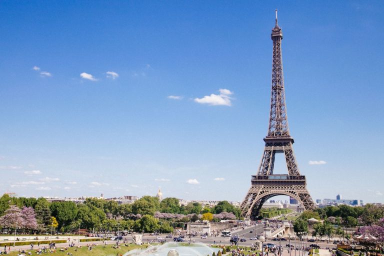Tháp Eiffel tuần trăng mật lãng mạn ở Paris