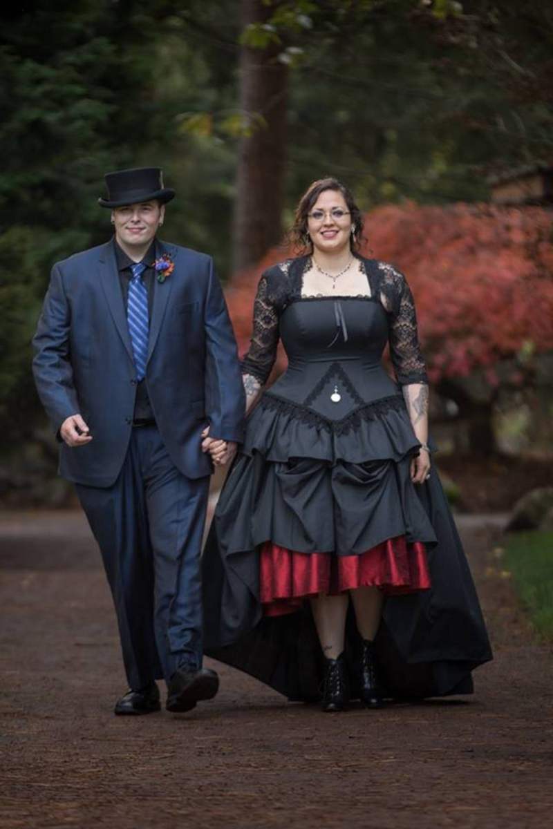 Nếu bạn muốn có một cái nhìn đậm chất gothic hơn, chiếc váy corset viền cao-thấp này của nhà mốt Offbeat Bride lâu năm của KMKDesigns là một lựa chọn tuyệt vời.