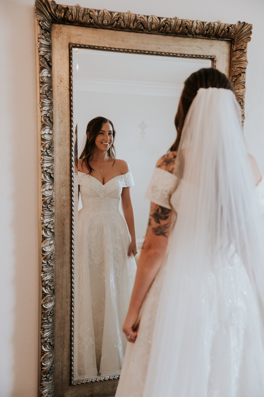 cô dâu nhìn mình trong gương