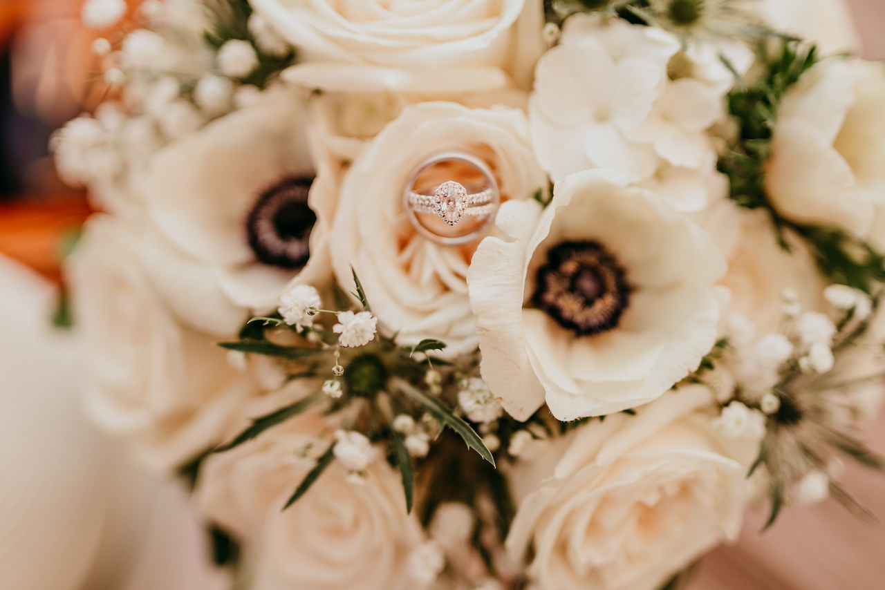 nhẫn cưới bằng hoa trong đám cưới lãng mạn trên bãi biển ở Alabama 