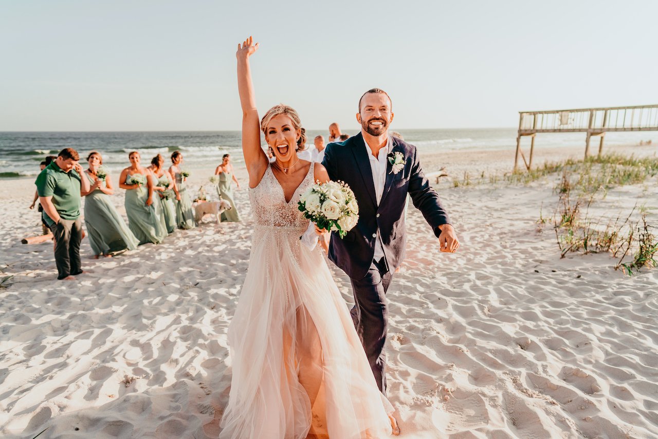 cô dâu và chú rể trong đám cưới lãng mạn trên bãi biển ở Alabama
