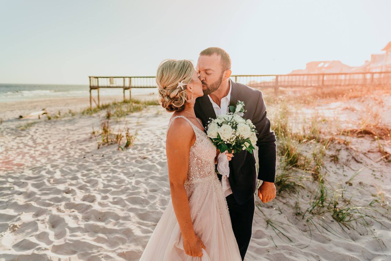 cô dâu và chú rể trong đám cưới lãng mạn trên bãi biển ở Alabama 