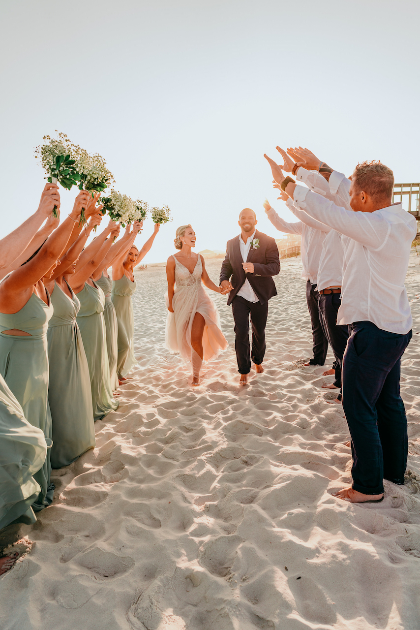 cô dâu và chú rể trong đám cưới lãng mạn trên bãi biển ở Alabama được bao quanh bởi tiệc cưới
